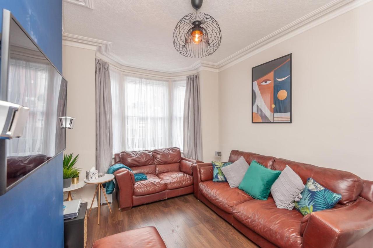 Leeds 4-Bed House - Sleeps 9 Free Parking & Wifi Villa Luaran gambar