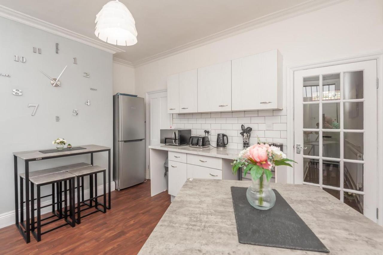 Leeds 4-Bed House - Sleeps 9 Free Parking & Wifi Villa Luaran gambar