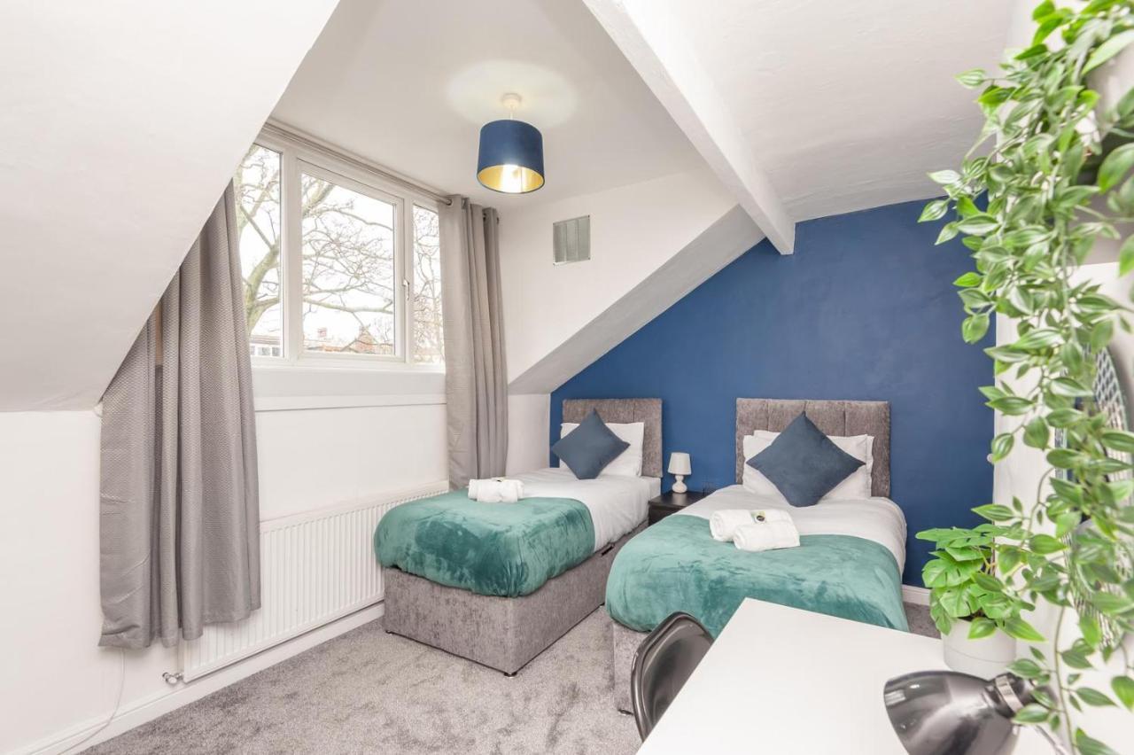Leeds 4-Bed House - Sleeps 9 Free Parking & Wifi Villa Luaran gambar