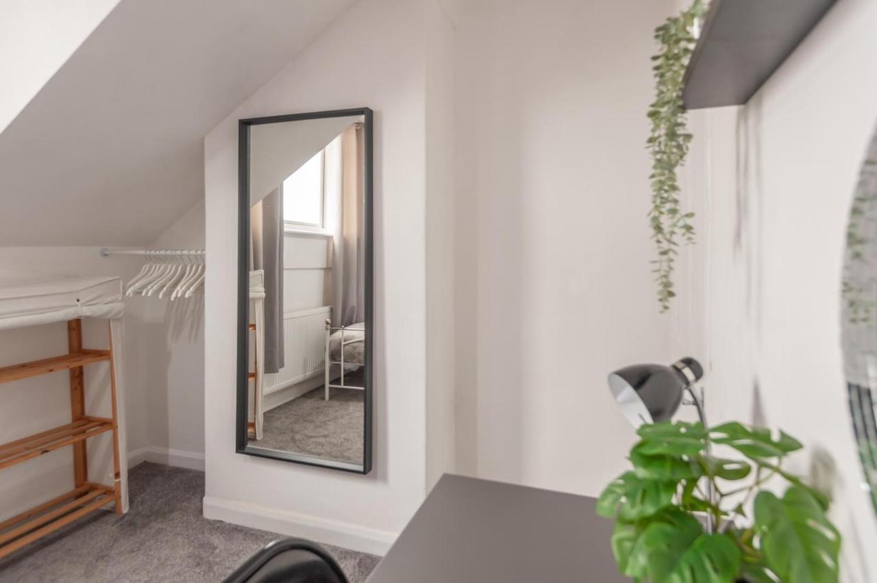 Leeds 4-Bed House - Sleeps 9 Free Parking & Wifi Villa Luaran gambar