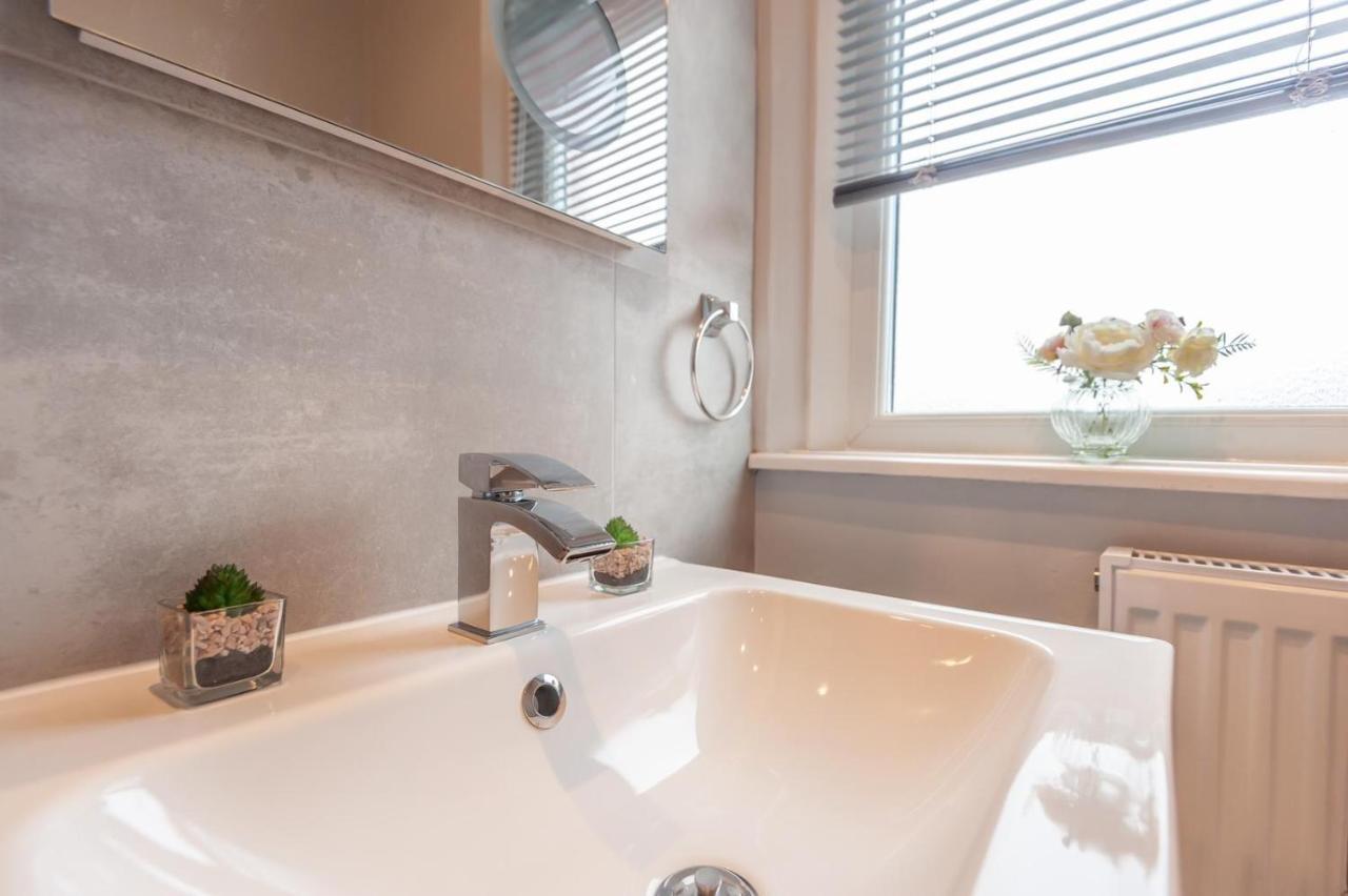 Leeds 4-Bed House - Sleeps 9 Free Parking & Wifi Villa Luaran gambar