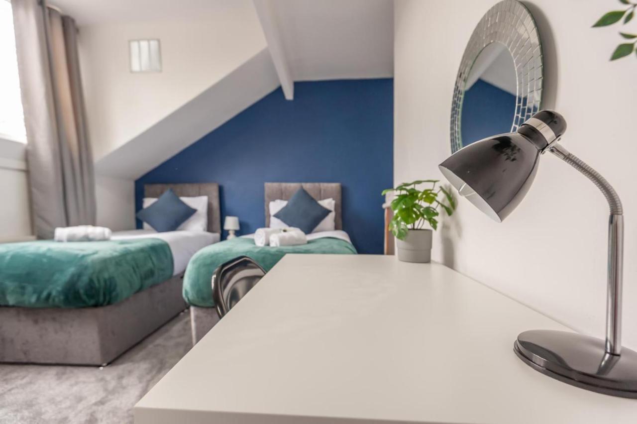 Leeds 4-Bed House - Sleeps 9 Free Parking & Wifi Villa Luaran gambar
