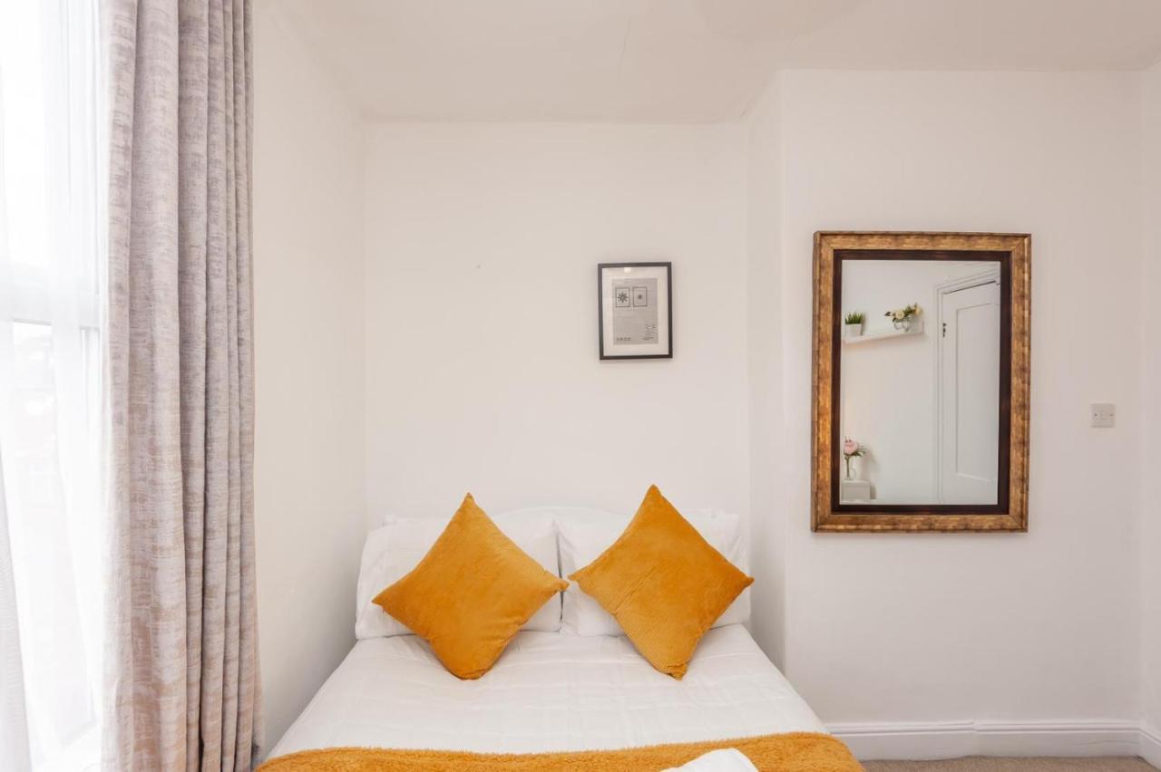Leeds 4-Bed House - Sleeps 9 Free Parking & Wifi Villa Luaran gambar
