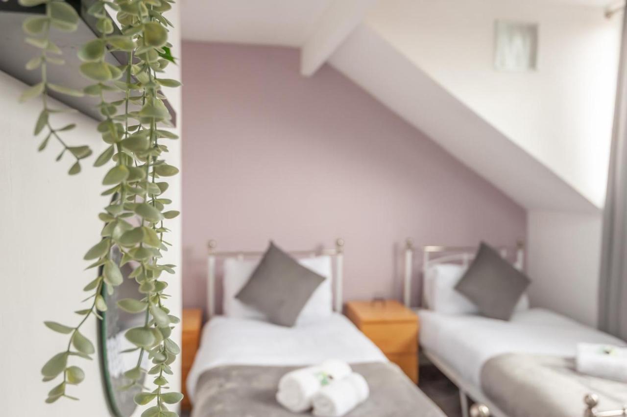 Leeds 4-Bed House - Sleeps 9 Free Parking & Wifi Villa Luaran gambar