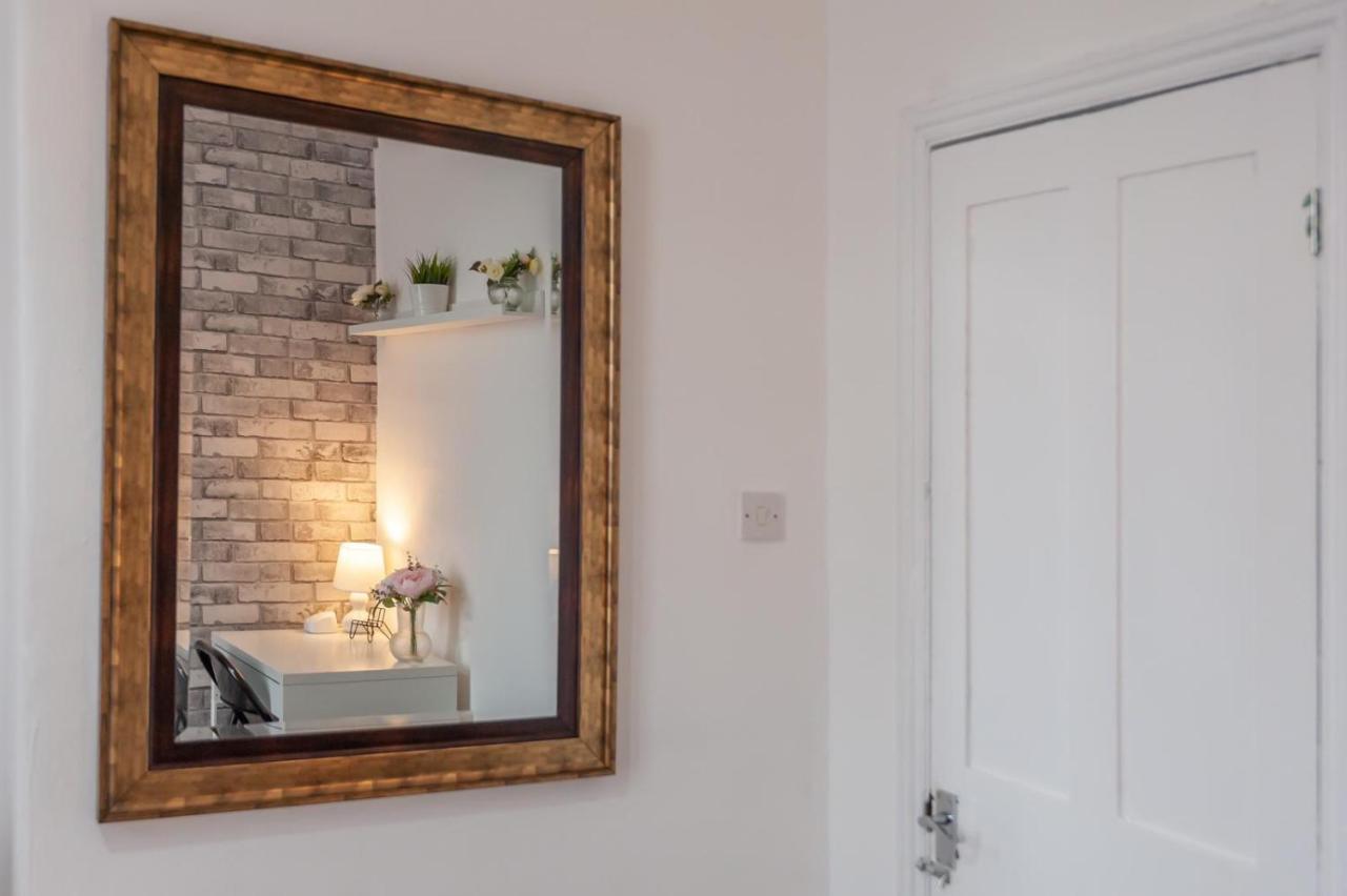Leeds 4-Bed House - Sleeps 9 Free Parking & Wifi Villa Luaran gambar