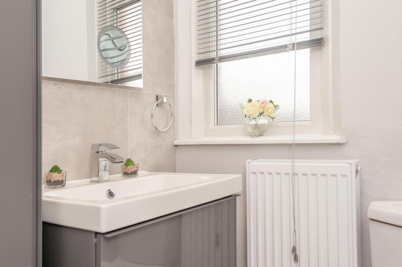 Leeds 4-Bed House - Sleeps 9 Free Parking & Wifi Villa Luaran gambar