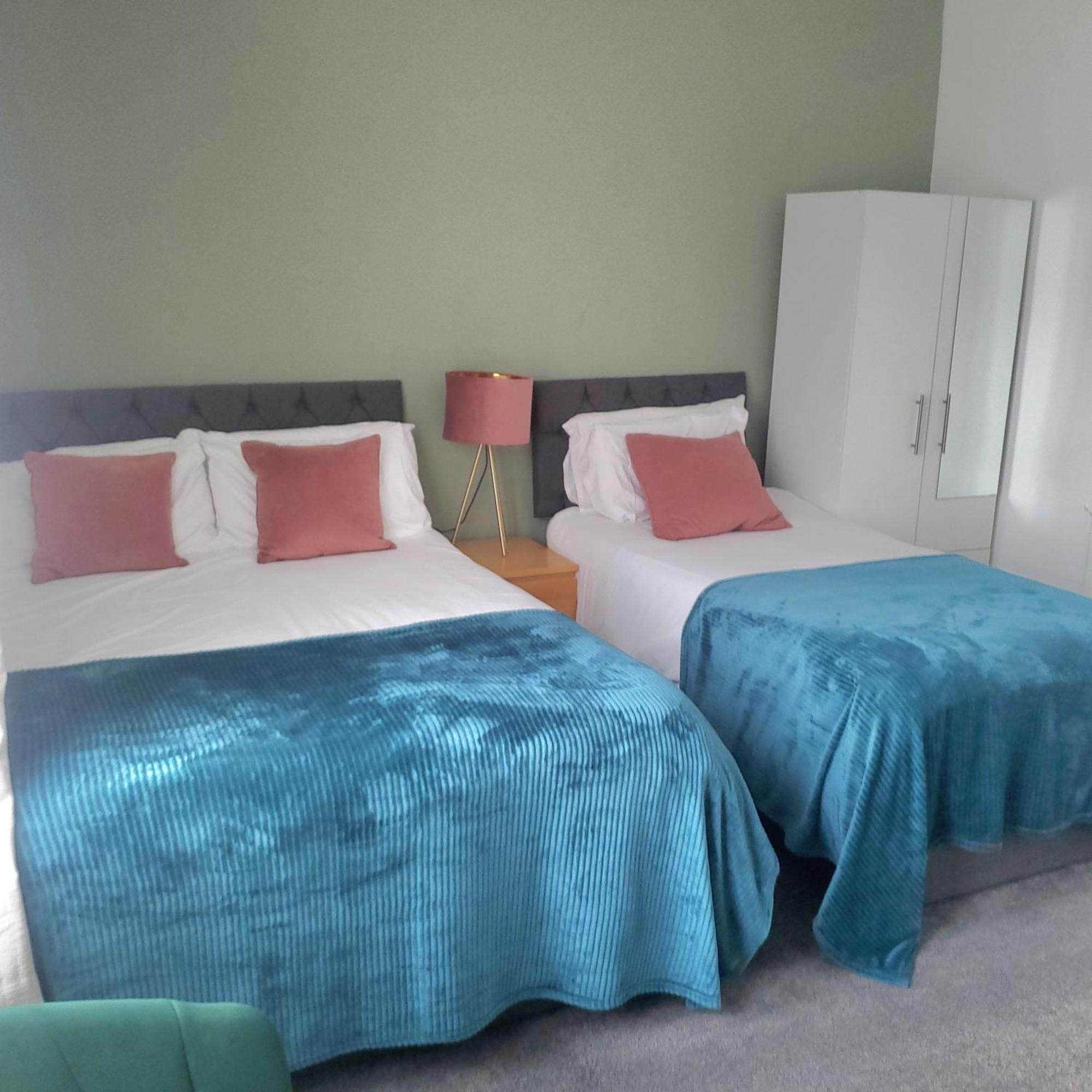 Leeds 4-Bed House - Sleeps 9 Free Parking & Wifi Villa Luaran gambar